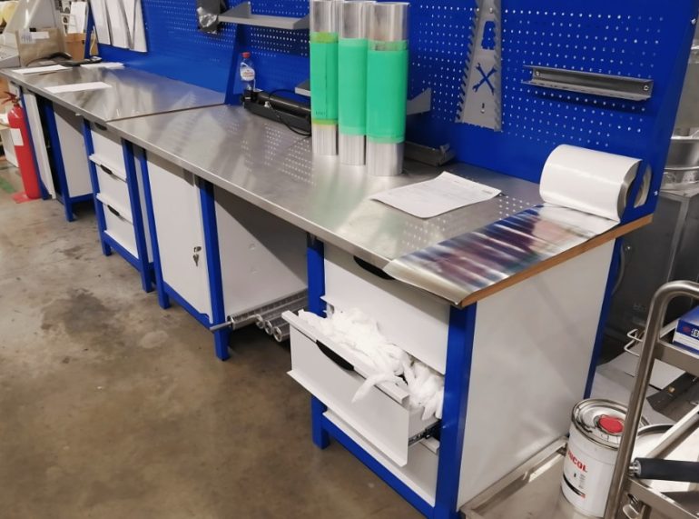 Организация рабочего места на производстве: роль модульных верстаков и шкафов