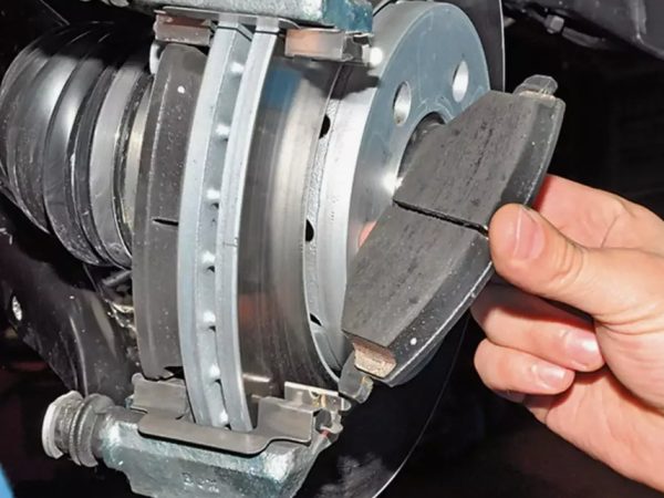 Тормозная жидкость, колодки, диски: сколько реально живет каждая часть системы