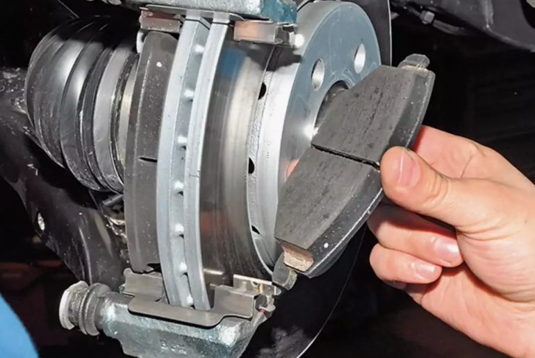 Тормозная жидкость, колодки, диски: сколько реально живет каждая часть системы