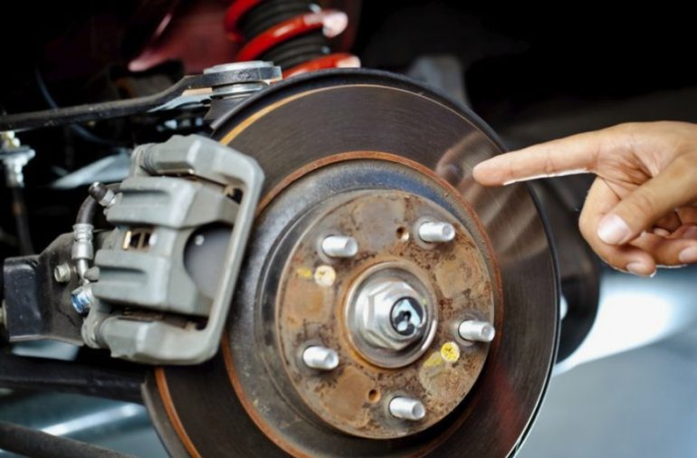 Как подготовить тормозную систему к дальней поездке и не застрять на трассе